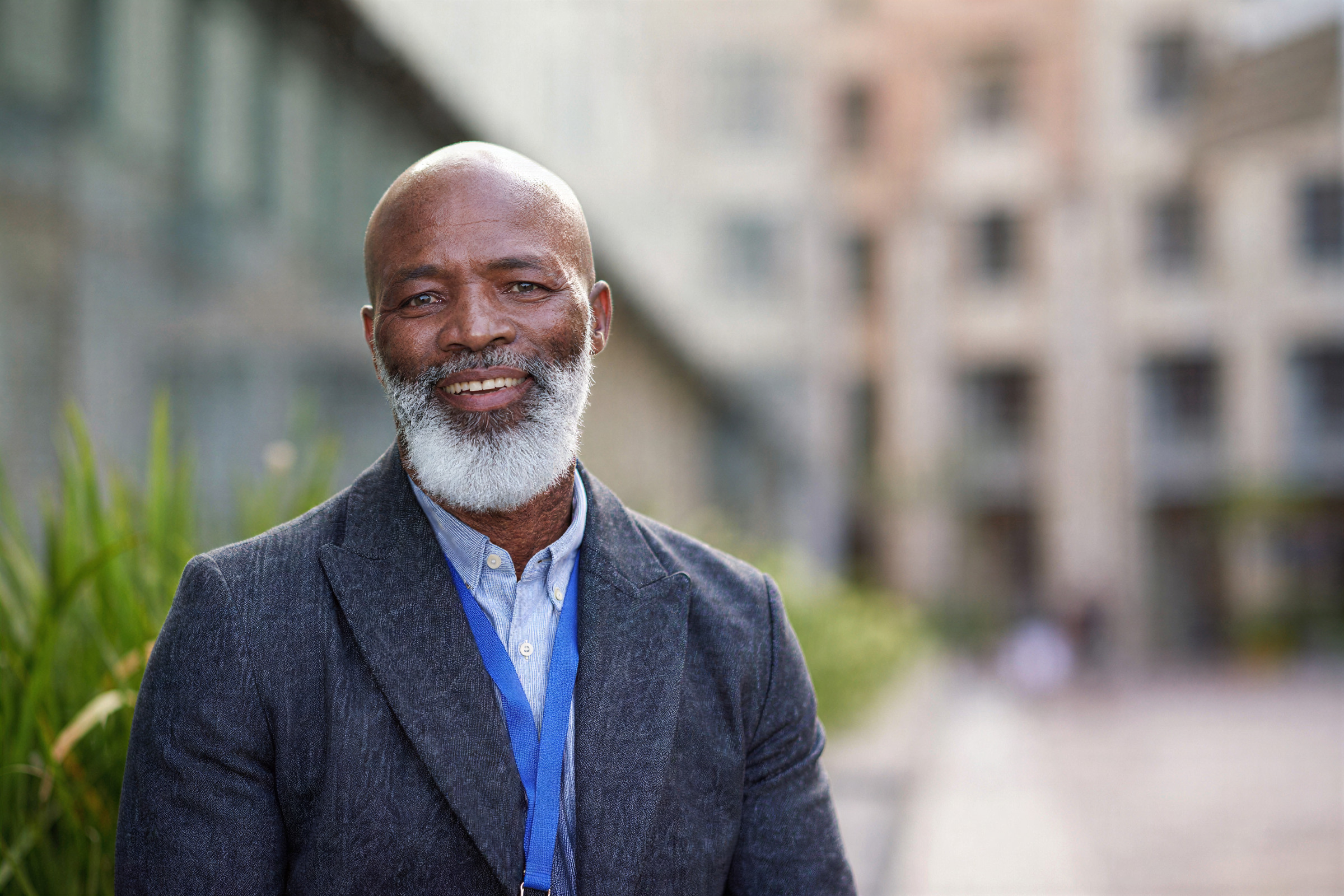 Man with astigmatism who now has toric lenses after cataract surgery